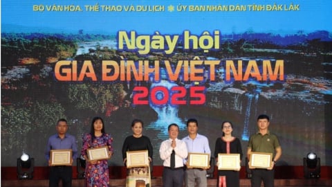 Tôn vinh giá trị gia đình Việt