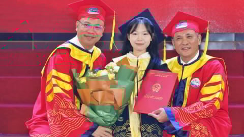 Từ cô gái bé nhỏ đến cơ hội thành giảng viên trẻ trong ngày tốt nghiệp