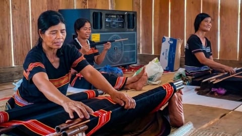 Giữ 'mạch sống' nghề dệt Giẻ - Triêng