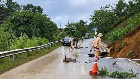 Khẩn trương khắc phục sự cố sạt lở tại Km25+300 trên Quốc lộ 4D