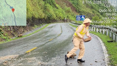 Mưa lớn kéo dài, nhiều tuyến đường bị lở, biến thành sông