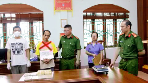 Bắt quả tang đối tượng mang 8 bánh ma túy đi tiêu thụ