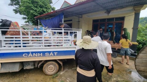 Di dời người dân và tài sản ra khỏi khu vực sạt lở