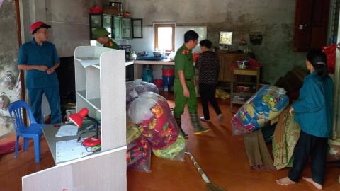 Di dời khẩn cấp hộ dân khỏi 'hố tử thần' tại xã Mường Hoa