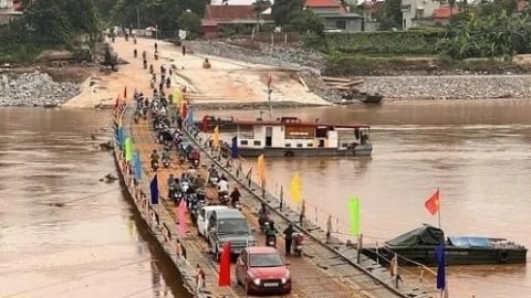 Lữ đoàn 249 nối lại cầu phao Phong Châu sau bão số 3
