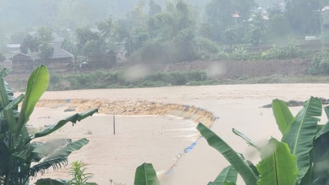 Đập thủy điện 'nâng' cao trình bằng bao cát?