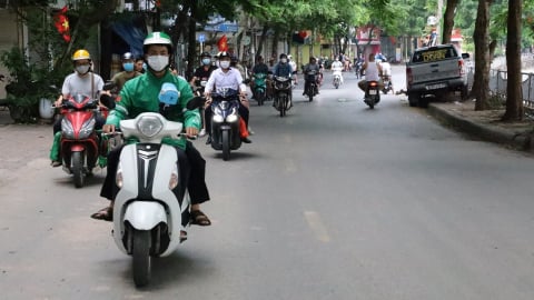 Chuyển đổi xe xăng sang xe điện:  ‘Cán bộ đi trước làng nước theo sau’