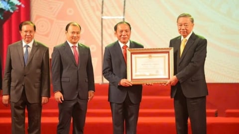 Bộ VHTTDL đón nhận Huân chương Lao động hạng Nhất