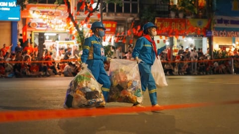 Mang rác về nhà, giữ sạch Thủ đô trong ngày hội lớn