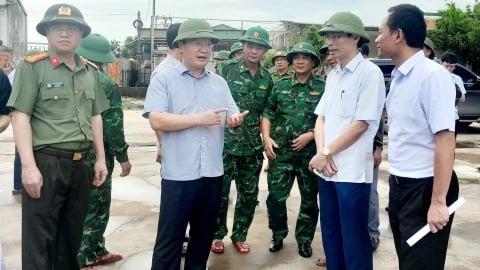 Bí thư Tỉnh ủy Nghệ An chỉ đạo ứng phó bão số 5 tại xã biển
