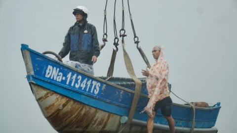 Kêu gọi tàu thuyền trên vùng biển Đà Nẵng, Quảng Ngãi về nơi an toàn