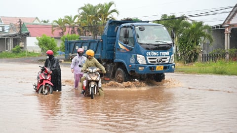 Đường Hồ Chí Minh ngập sâu như sông