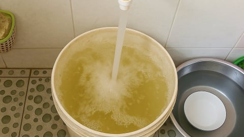 Nước sạch đổi màu, dân nghi ngờ chất lượng, công ty nói xả cặn