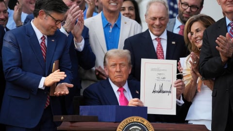 Ông Trump ký duyệt 'Đạo luật To Đẹp' về thuế và chi tiêu