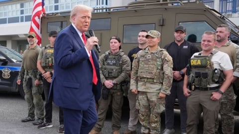 Ông Trump tuần tra Washington DC cùng cảnh sát và Vệ binh Quốc gia
