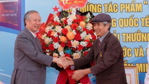 Nhà văn Minh Chuyên viết sử bằng văn chương và hình ảnh hậu chiến