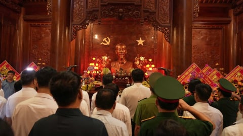 Dâng hương tưởng nhớ Chủ tịch Hồ Chí Minh và các liệt sỹ nhà báo