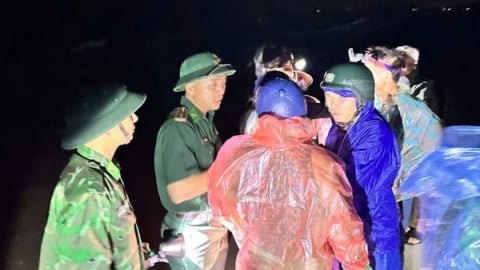 Giông lốc đánh lật 6 thuyền của ngư dân Hà Tĩnh