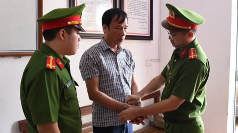 Bắt khẩn cấp Chủ tịch xã Thạch Khoán liên quan vụ khai thác đất trái phép