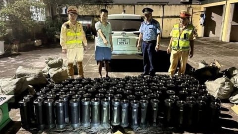 Quảng Ninh: Phát hiện đối tượng vận chuyển 128 bình khí cười