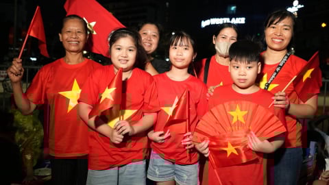 Đoàn xe khí tài rền vang trên phố Yên Phụ, Thanh Niên
