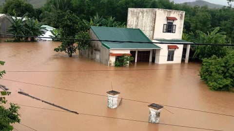 Người dân Quảng Nam hối hả dọn lũ giữa mùa hè