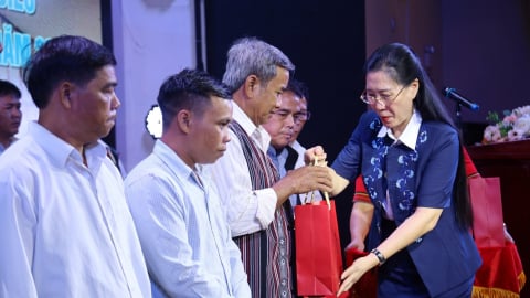 Phát huy vai trò già làng, trưởng thôn, người uy tín trong đồng bào DTTS