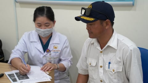 Thiện Nhân Quảng Ngãi khám sức khỏe miễn phí cho ngư dân trước chuyến biển