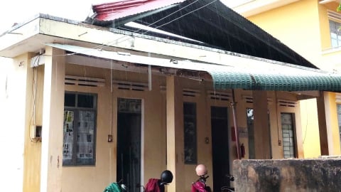 Gần 20 ngôi nhà bị lốc cuốn bay mái