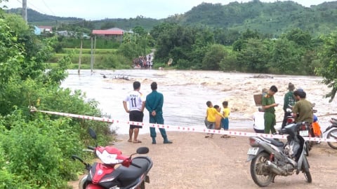 Ngầm tràn chìm trong nước, 341 hộ dân bị cô lập hai lần trong 10 ngày