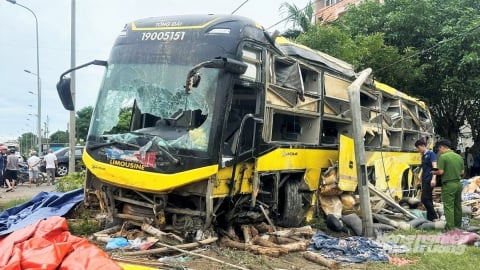 Vụ lật xe khách ở Hà Tĩnh: ‘Anh ơi cứu vợ em với’