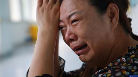 Ba ở phòng riêng, mẹ già đi trông thấy