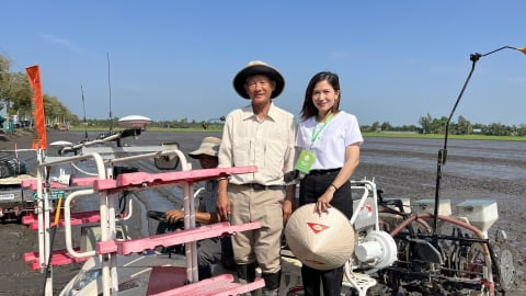 Cưỡi máy sạ cụm trên cánh đồng Hậu Giang