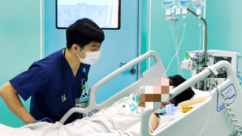Thanh niên 22 tuổi viêm màng não, hôn mê sâu do khuẩn não mô cầu