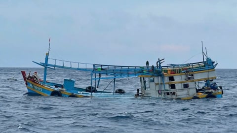 Va chạm trên biển 10 ngư dân bị nạn, tàu hàng bỏ chạy