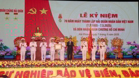 Chủ tịch nước trao Huân chương Hồ Chí Minh tặng Quân chủng Hải quân