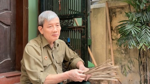 Cựu chiến binh U80 với 'món quà' chổi tàu cau vua