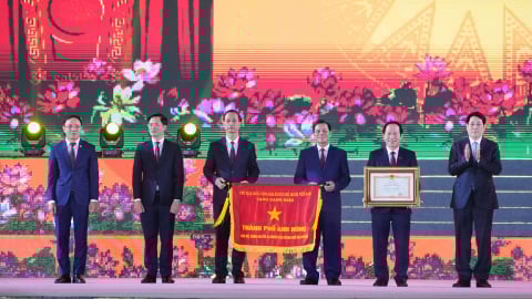 Chủ tịch nước Lương Cường trao tặng danh hiệu Anh hùng cho TP Hải Phòng