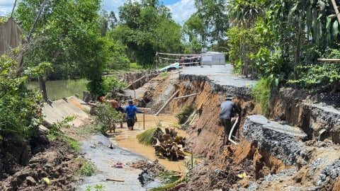 Cần Thơ: Đường chưa cứng nhựa đã sụp lún gần hết mặt đường