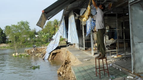 6 căn nhà bên rạch Ông Chưởng đổ sập do sạt lở