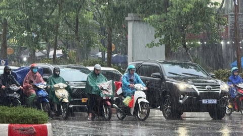 Cảnh báo nhiều tuyến phố Hà Nội ngập do mưa to