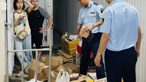 Phát hiện hơn 400kg thực phẩm bẩn là chân gà, đùi gà đông lạnh...