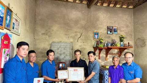 Truy tặng Huy hiệu Tuổi trẻ dũng cảm cho anh Đặng Duy Doanh