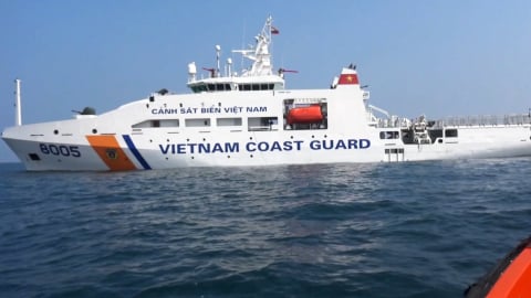Tàu Cảnh sát biển đưa ngư dân bị bệnh vào đảo Trường Sa Lớn điều trị