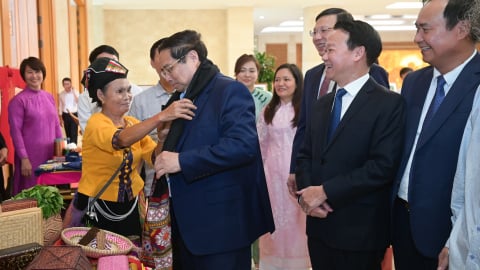 Thủ tướng thăm các gian hàng OCOP, nhận khăn thổ cẩm của đồng bào Thái