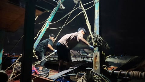 Cận cảnh những con tàu tận diệt nguồn thủy sản trên vịnh Hạ Long