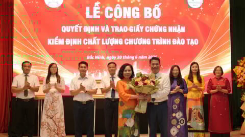 Công bố chứng nhận kiểm định chất lượng đào tạo và trao bằng tốt nghiệp 2025