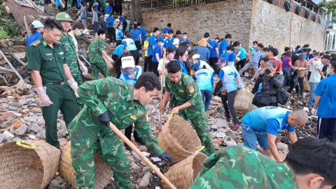 Bộ đội biên phòng thu 2 tấn rác, làm sạch 3 km bờ biển Vũng Tàu