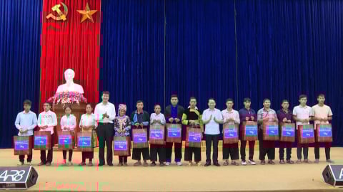 Bộ trưởng Đỗ Đức Duy thăm, làm việc tại 2 xã Trạm Tấu, Hạnh Phúc