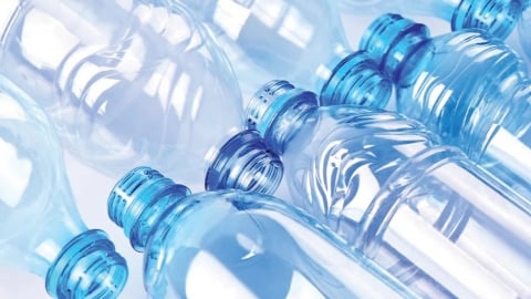 EU dự thảo quy định hàm lượng nhựa tái chế trong chai nhựa dùng một lần